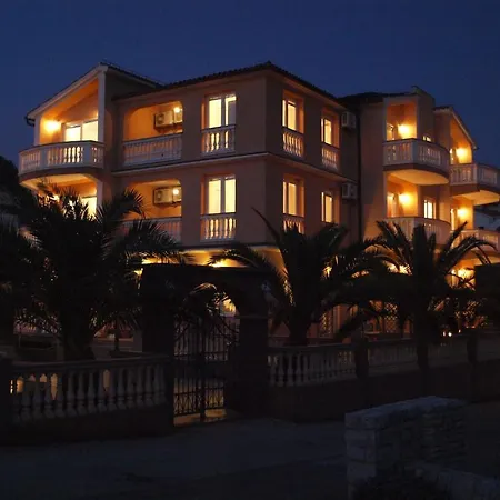 Canaria *